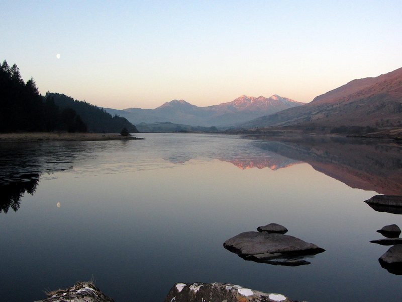 A view of sunrise over Snowdon on a winter's morning<br>
<br>
Photo by Dave - http://www.youtube.com/user/chdslDave