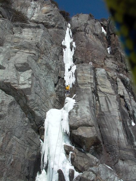 Climber leads P1 of For The Birds.