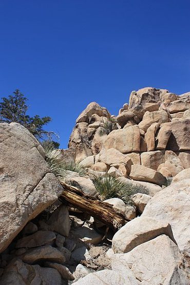 The rocky notch used to access Big Hunk's SW Face, Joshua Tree NP