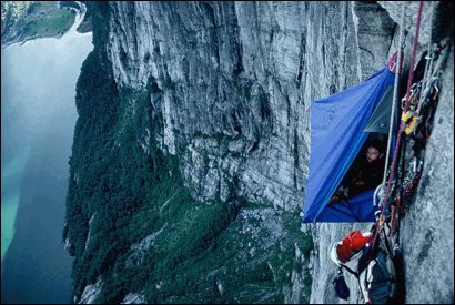 Stein-Ivar Gravdal in a portaledge during the first ascent of Hundreårsbølgen.<br>
<br>
(Foto: Gravdal-arkiv/Trym A. Sæland)