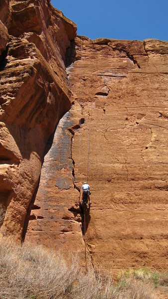 Mutton Honey 5.9 Crack left of rapeller to bolts half way.  5.8 crack to 5.9 roof.<br>
Crack under rapeller is 5.8