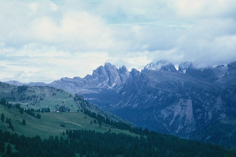 The Geislerspitzen from the South; the Kleine and Grosse Fermeda are the 2 prominent summits near center.