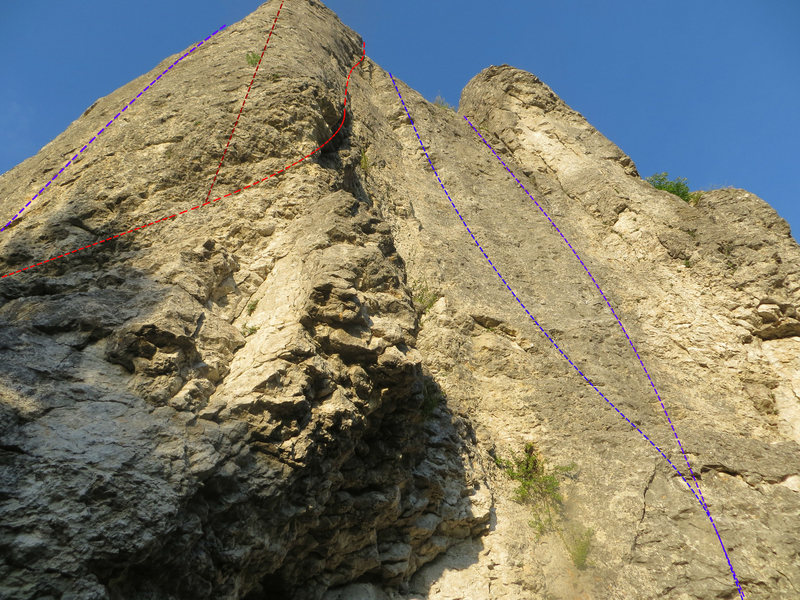 Some of the routes on the larger wall. From left to right: Super Girl (8+, purple), Kleiner Wurm (7, dark red), Alter Weg (6+, red), Mama Mia (8+/9-, blue), Seil ohne Leben (7-, purple)