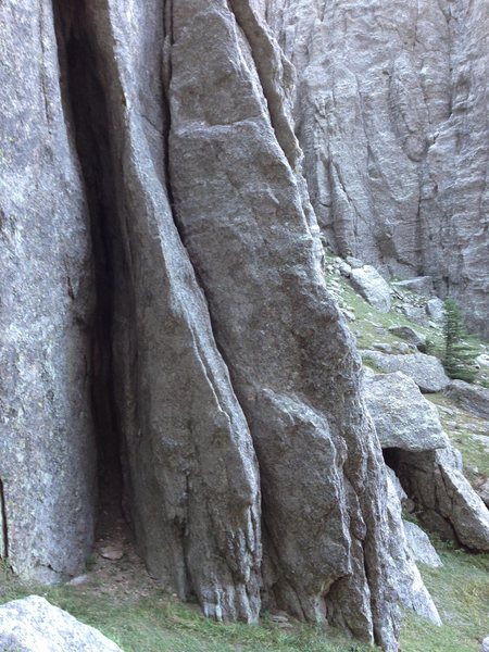 5.7 handcrack start, fun climbing with great gear. Plumb line with summit allow for a one pitch climb with minimal rope drag. 