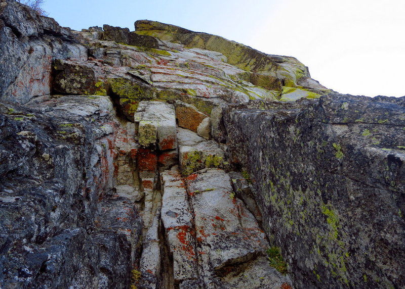 Looking up from the P1 alcove belay. Climb up and right into the roof systems and higher quality rock. Heads up: there's a lot of loose blocks and plates in the alcove. 