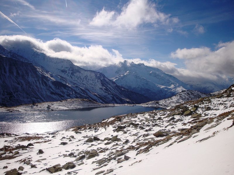 Lutersee in early November, with the Gemsstock ski area in the background