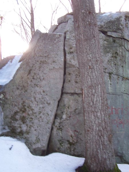 This is a nice but short crack in the boulder next to the largest one. 