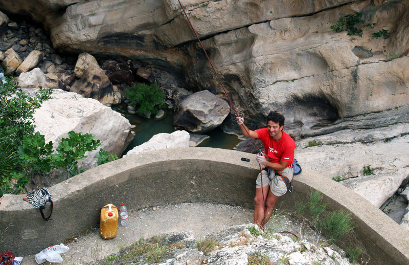 Mario belaying someone in the Gorge