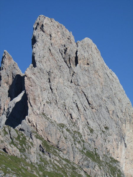 Kleine Fermeda superimposed on Grosse Fermeda. Route begins towards L. on rock face.