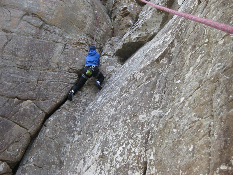 good jams all the way to the ledge at half height.