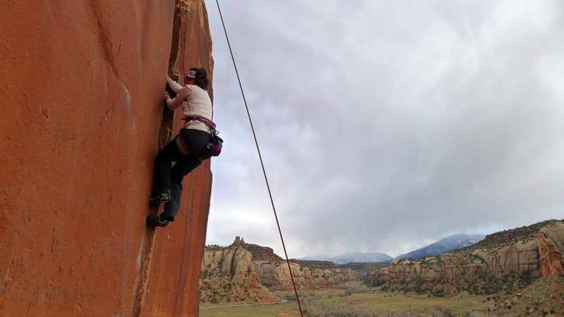 Climber on the short 9+ left of Supercrack.