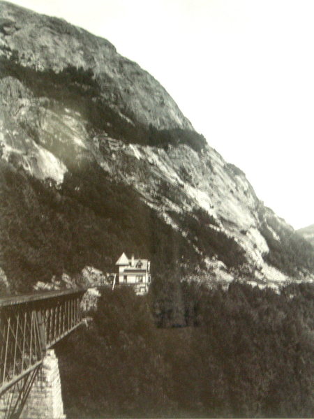 When Hattie Gordon tended her garden. Mt Willard circa 1880. Note the MUCH larger debris field at base of the slab! 