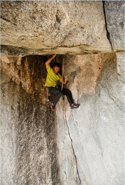 Brad Wilson at the intersection of the original aid traverse (left) and the Undertoad Variation (right) of pitch 5 during the FFA.  Note the extra long slings to avoid the rope running over the sharp lip.