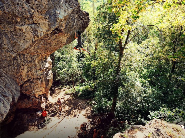 Kyrum cutting on the cruxy boulder problem.