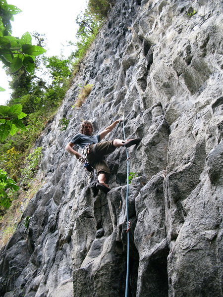 Eli leading Bongoso (6b) at Cuyuja Crag.