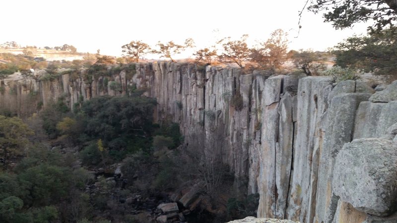 A view of the la Cabaretera section of the Aculco climbing area. The cascade is just to the left of the photo.