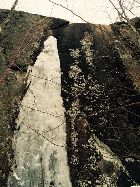 Climb up thin line of ice. Follow the crack to a second patch on the right and top out. 