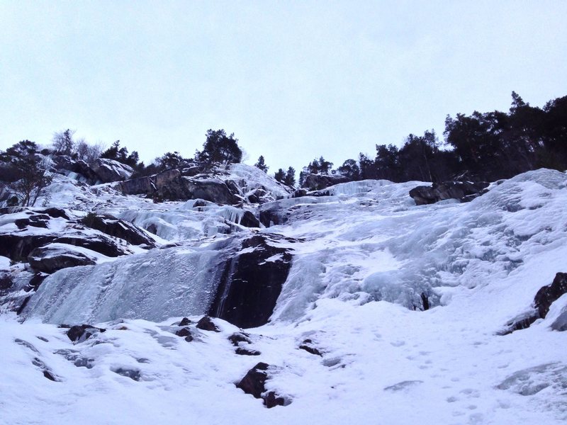 Tjonnstadbergfossen is on the right side.