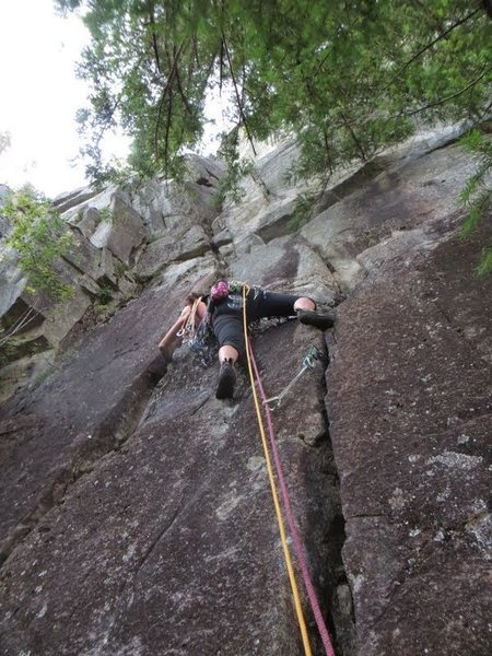 Jessica leading off the big ledge, starting up 2nd pitch. She trailed a tag line for the double rope rap back to this ledge. Walk off may be better.