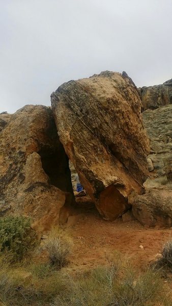 lean-to boulder