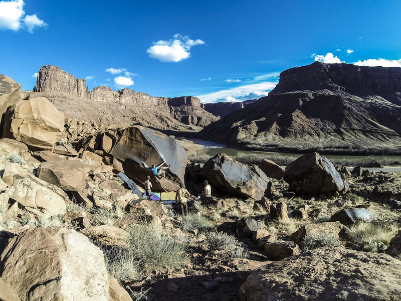 An amazing boulder for photography! The climb is amazing too