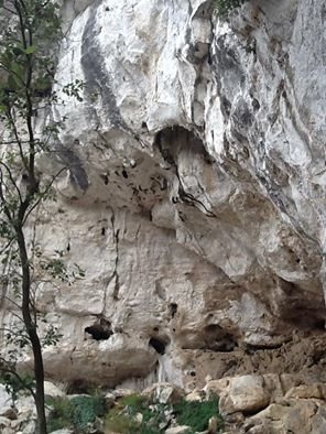 Overhanging sector of Grotto di Perti.