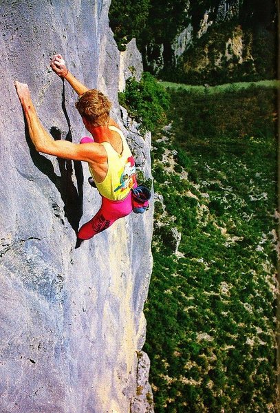 Phillipe Plantier free-soloing the last pitch of Les Freres Carameles Mous (7a/5.11d), Verdon Gorge
<br>

<br>
Photo by Phillipe Royer