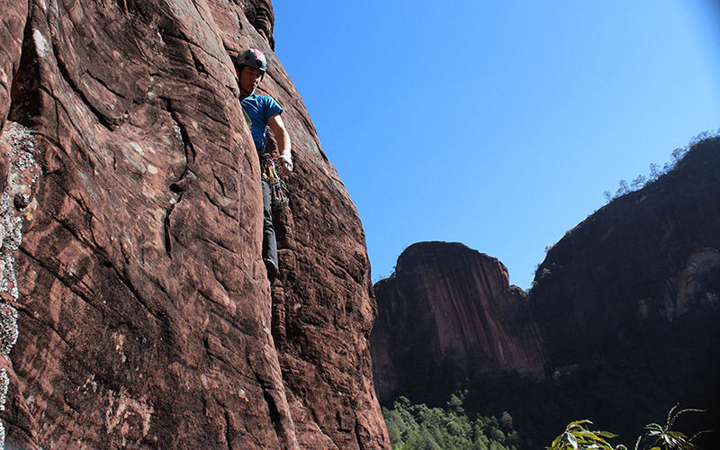 Hang Deng on the offwidth portion of Sahara.