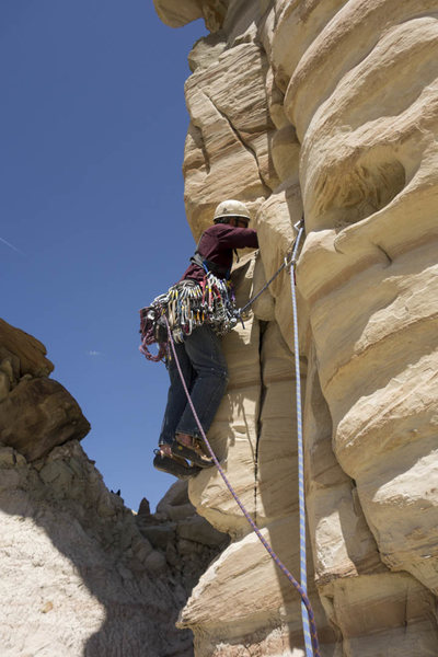 Roy starting, but not in the best spot. See the vertical crack to his right?, that began opening up and the entire block he's clinging to eventually parted company.... 