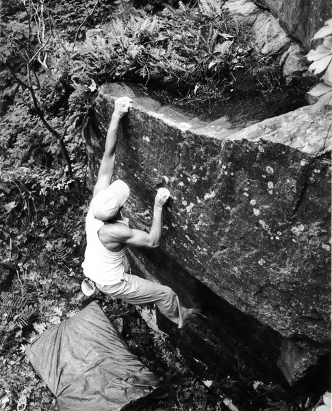 Bouldering out an FA on The West Bluffs, Devils Lake, WI 1997/98<br>
<br>
Eric Zschiesche photo