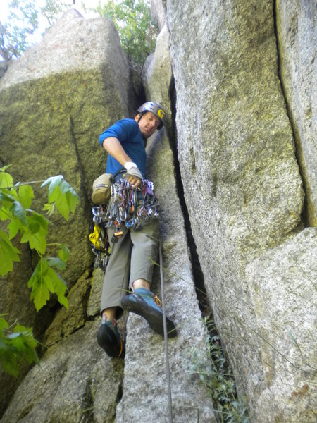 This is the chimney that takes you up onto the scrub-oaky ledge, which then leads to the flake/start of route