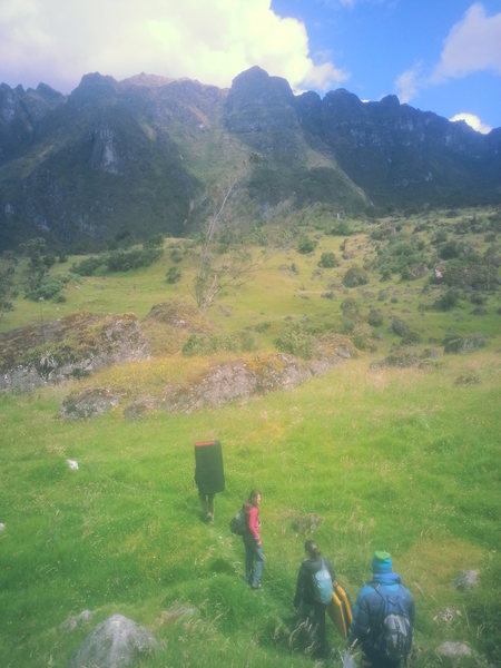 Walking to the boulders, cliffs in the background