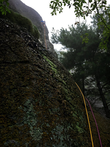 P1 rolls around right of broad buttress and then up to 'hidden crack'. Then moves around the arete just above where the leader is in this photo.