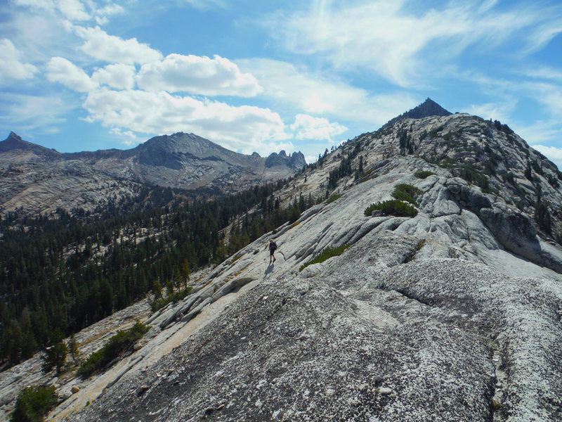 After topping out on the ridge, go up<br>
the ridge about 100 yards and follow some easy ledges/slabs down and left<br>
(east).