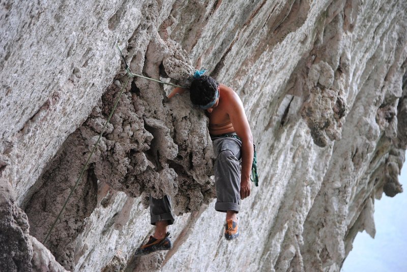 Joel Heriberto Guadarrama resting on La Gripa (5.12c) Cueva del Oso.<br>
<br>
Photo: Mark Grundon