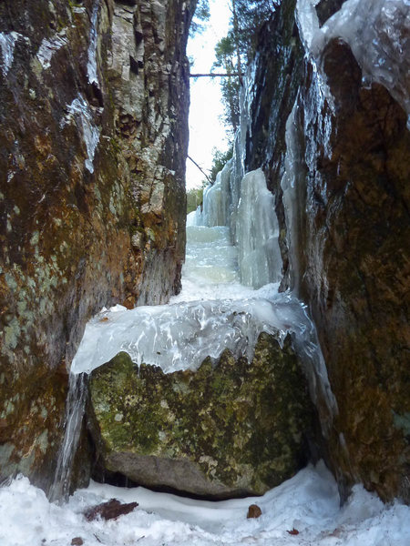 Cleft chockstone crux in earlyish season.