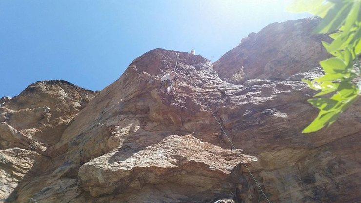 Paul Bowron scrambling up after Lynn Butterfield  and Jesse Butterfield led it. Great crimpy Route.