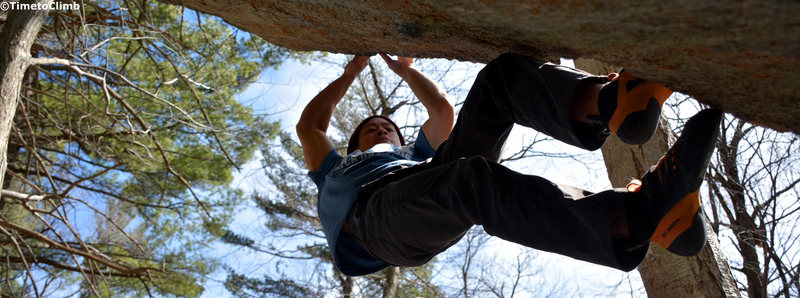 Greg Ngo making his way up Tiger Style V7 in the Peter's Kill section of the Gunks.<br>
www.TimetoClimb.com