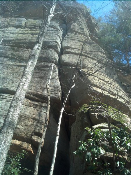 The route starts atop the boulder. You can belay from below it.