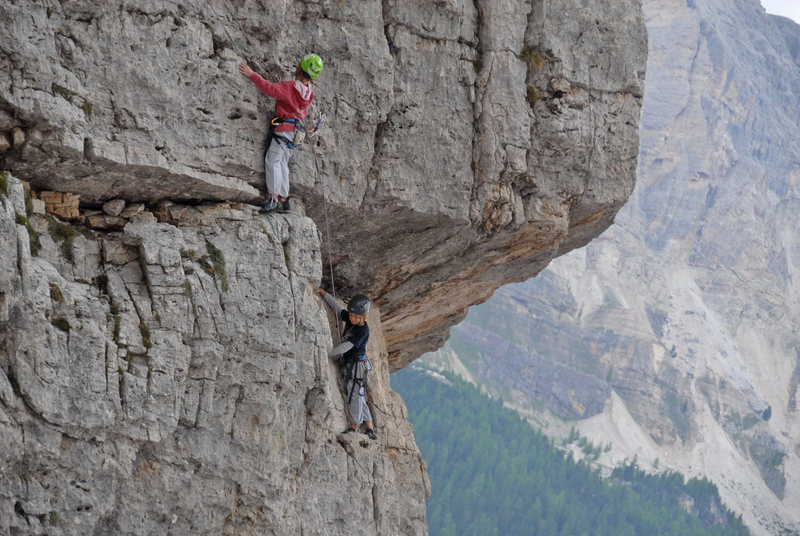 Climbing on the Torre Quarta Bassa - © www.guidedolomiti.com