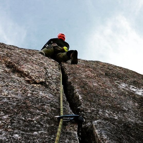 Hand crack above the ledge 