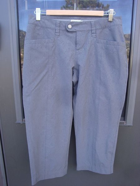 Royal Robbins Capri's - Size 6. 93% nylon, 7% Spandex in gray with a subtle floral pattern in the background. Excellent used condition.