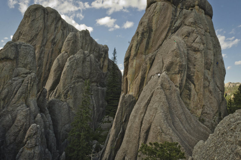 climbers on retable route and rockin' harder.<br>
photo Jeremy Susskind