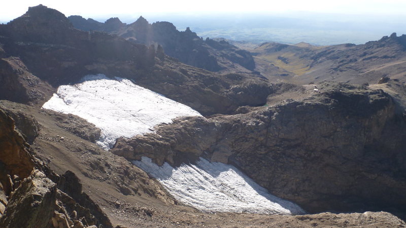 Glacier between Austrian Hut (at the right side) and South-East-Face in January 2017, seen from pidge 9: crampons not necessary due to climate change!