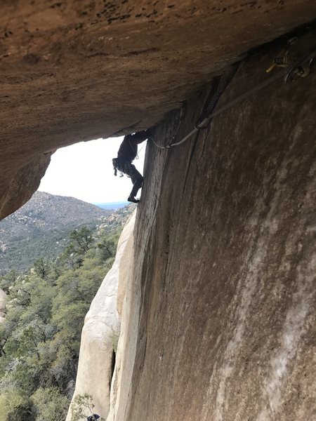 Traverse under the wave of rock