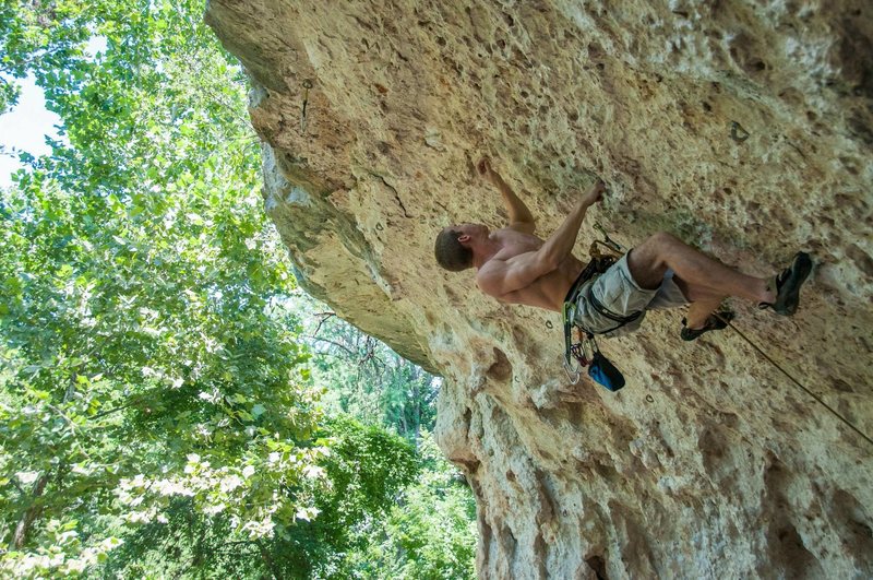 Sean Donahue on the steep pockets of 'Head'<br>
<br>
Photo by Du Lo