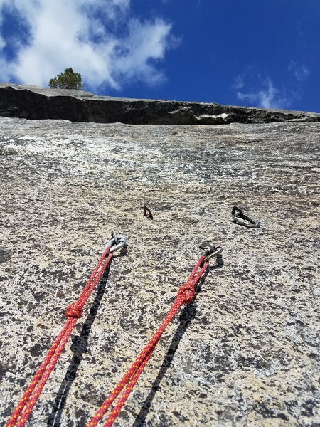 3rd belay station. Looking up at the roof that doesn't really need to be dealt with.