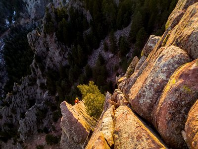 A 60m rope can link the bottom of the arete (the top of Rewritten, P4) to the last belay at the top of the ridge.