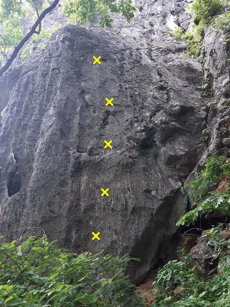 The route is to the right of the chains seen in the upper left. (There are at least four bolt lines on this section now.)