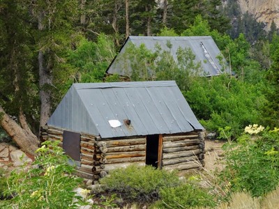 mining cabins found along the Horton Lakes Trail